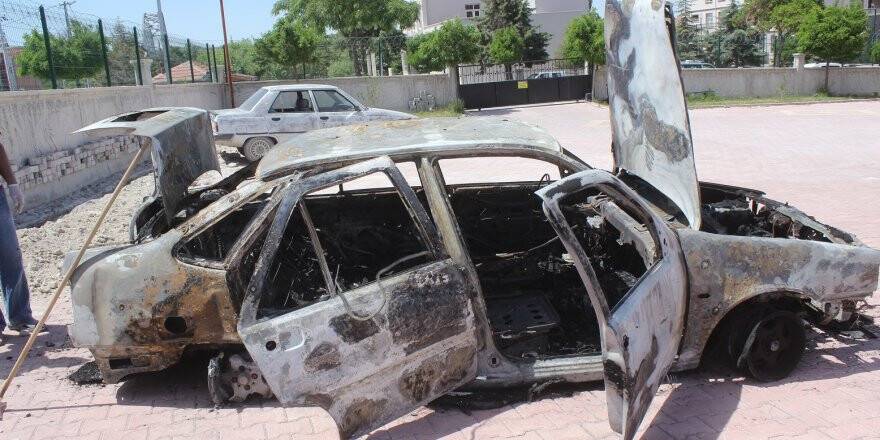 Konya'da Seyir Halindeki Otomobil Yandı: 5 Yaralı