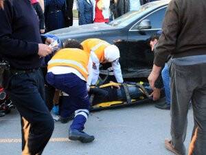 MOTOSİKLET YAYAYA ÇARPTI: 2 YARALI