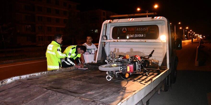 Ehliyetsiz Ve Plakasız Motosiklet Sürücüsü Polisten Kaçamadı
