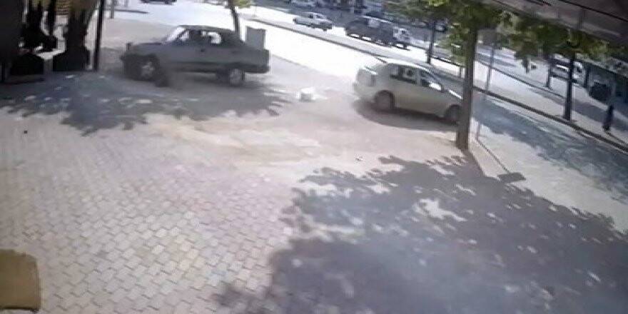 Drift yaparken kaldırımdaki adamı ezdi 