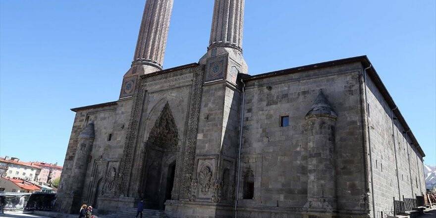 Çifte Minareli Medrese Motifleriyle Göz Kamaştırıyor