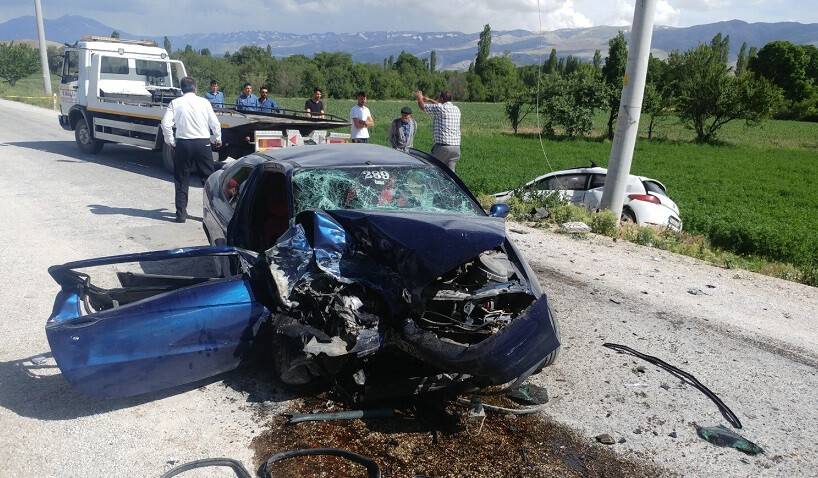 Ereğli’de iki otomobil çarpıştı:1 ölü, 3 yaralı