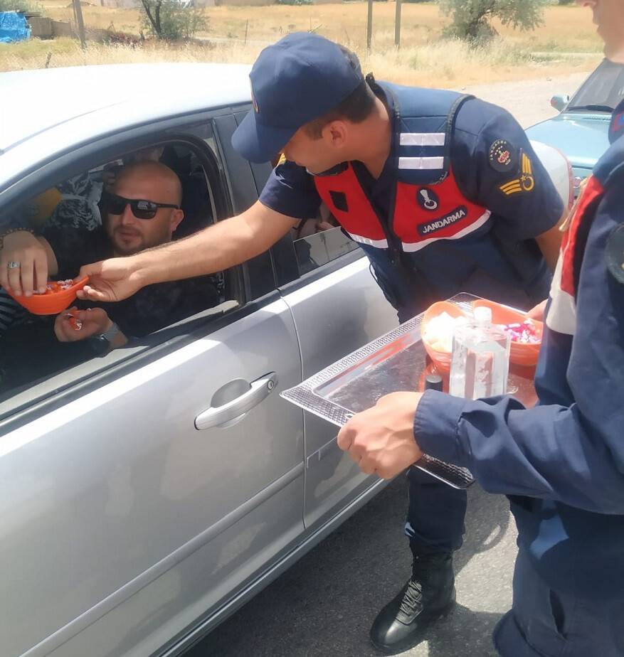 Jandarma vatandaşların bayramını kutladı