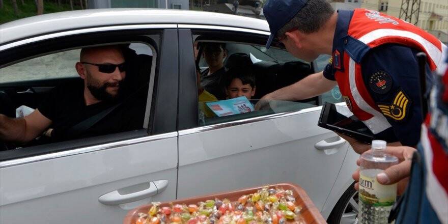 Mehmetçik'ten Bayramda 'Şekerli' Trafik Uygulaması