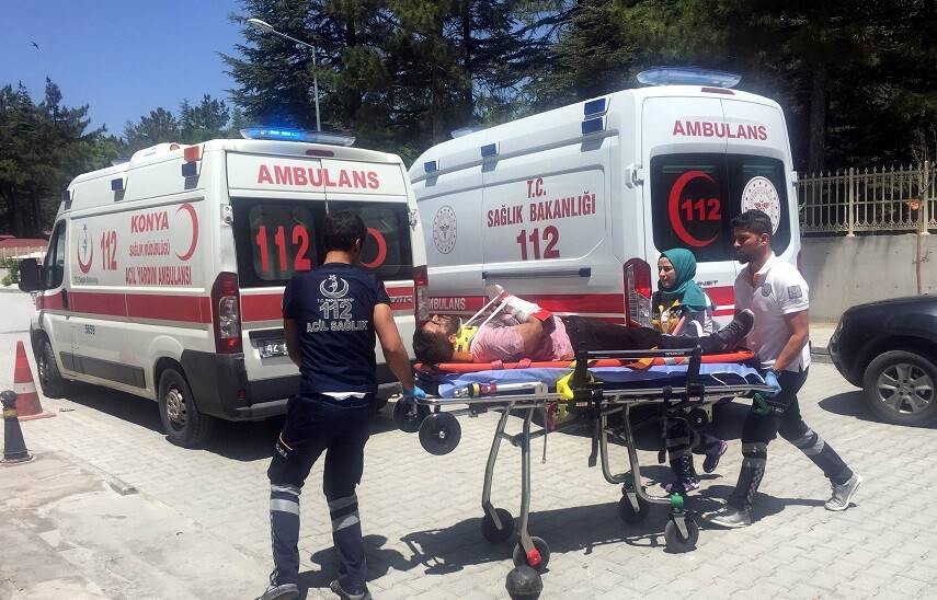 Bariyer otomobile ok gibi saplandı: 2 yaralı
