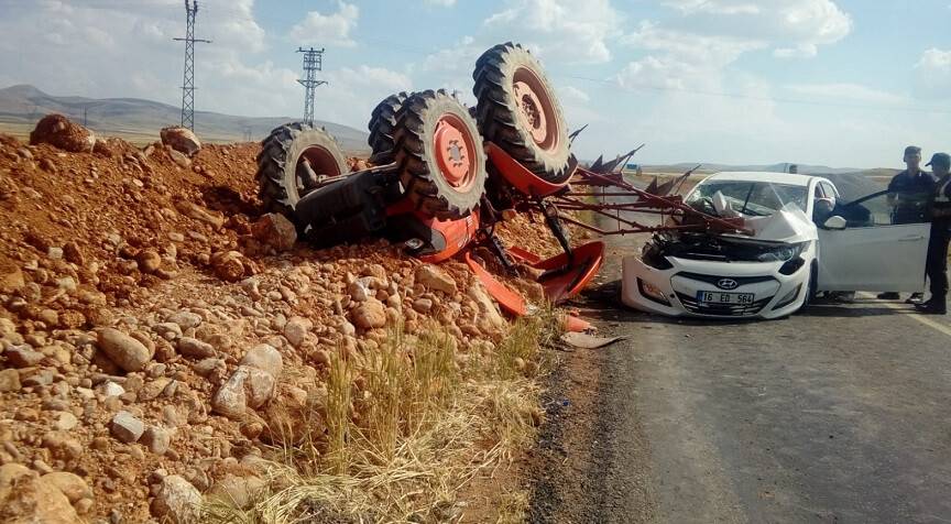 Otomobil traktörle çarpıştı: 2 yaralı