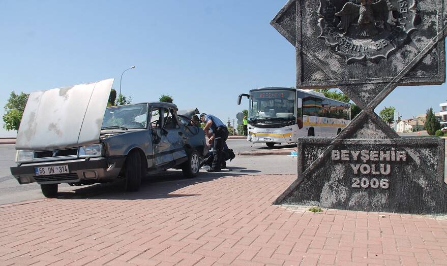 Konya'da otobüs ile otomobil çarpıştı: 4 yaralı