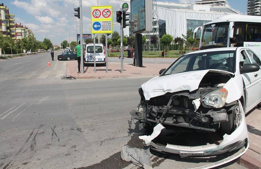 Otomobiller çarpıştı, altında kalan genç kız hayatını kaybetti