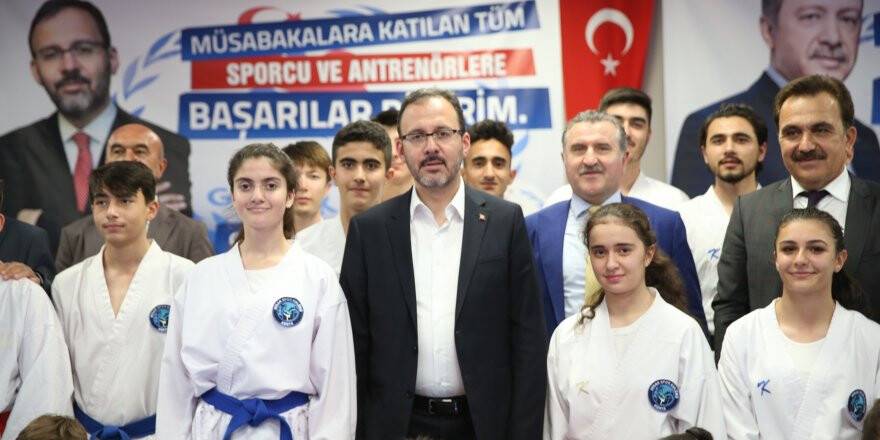 Bakan Kasapoğlu, Konya’da sporcularla bir araya geldi 
