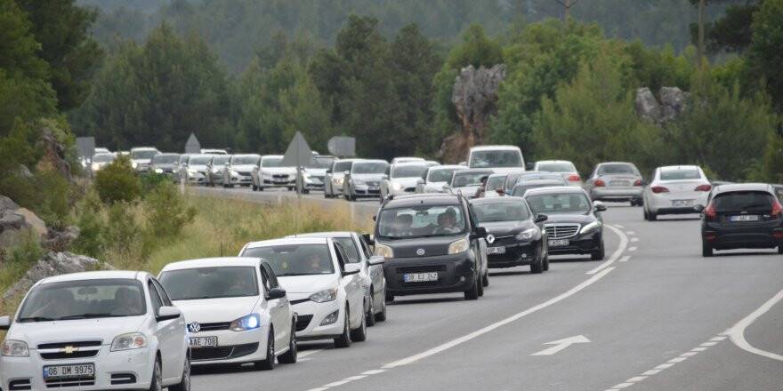 Eve dönen tatilciler uzun kuyruklar oluşturdu
