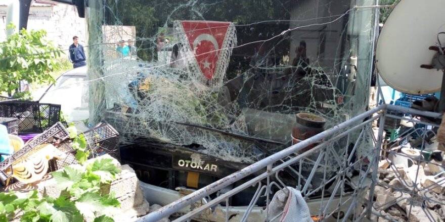 Konya'da Belediye Otobüsü İle Minibüs Çarpıştı: 13 Yaralı