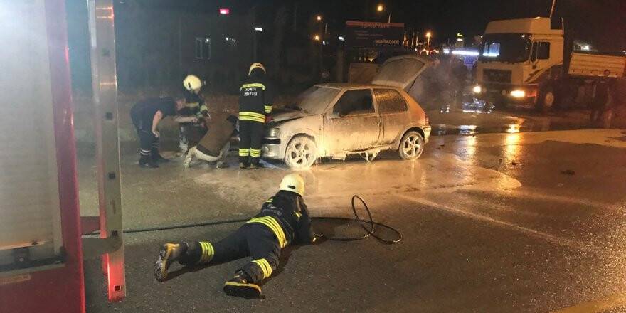 Yanan otomobil itfaiye tarafından söndürüldü
