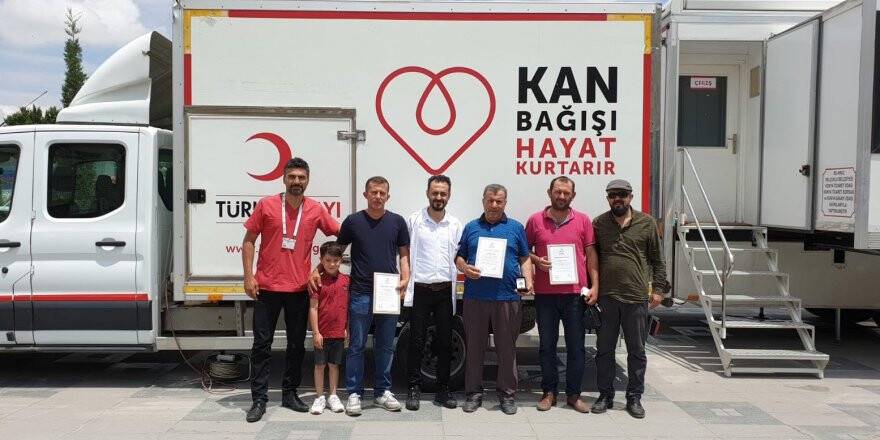 Kızılay düzenli kan bağışçılarına madalya taktı