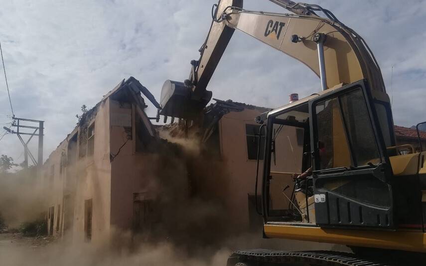 Seydişehir'de metruk binalar yıkılıyor