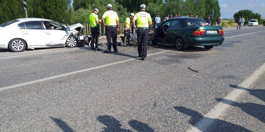 Konya'da İki Otomobil Köprüde Çarpıştı: 2 Ölü, 3 Yaralı