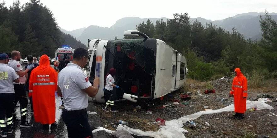 Yolcu otobüsü devrildi: 4'ü çocuk 20 yaralı