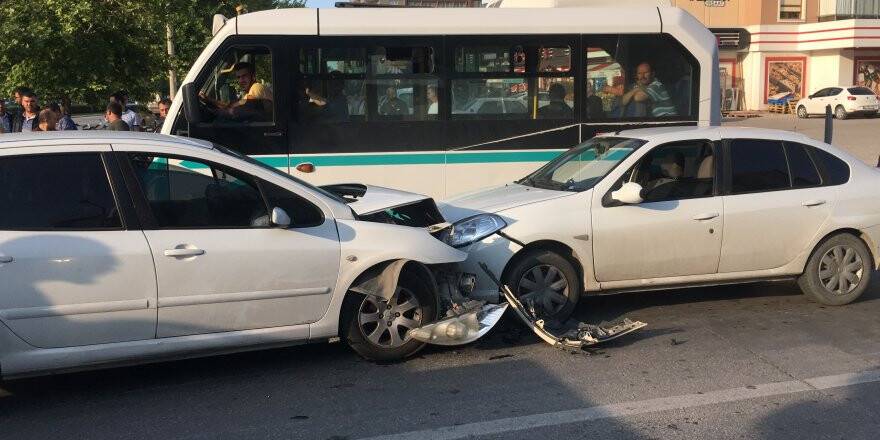 Konya'da Zincirleme Trafik Kazası: 2 Yaralı