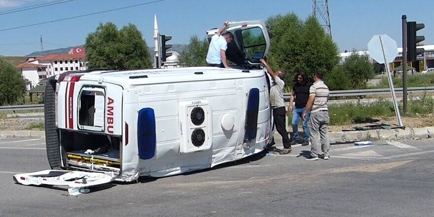 Konya'da Hasta Taşıyan Ambulans Kaza Yaptı: 4 Yaralı