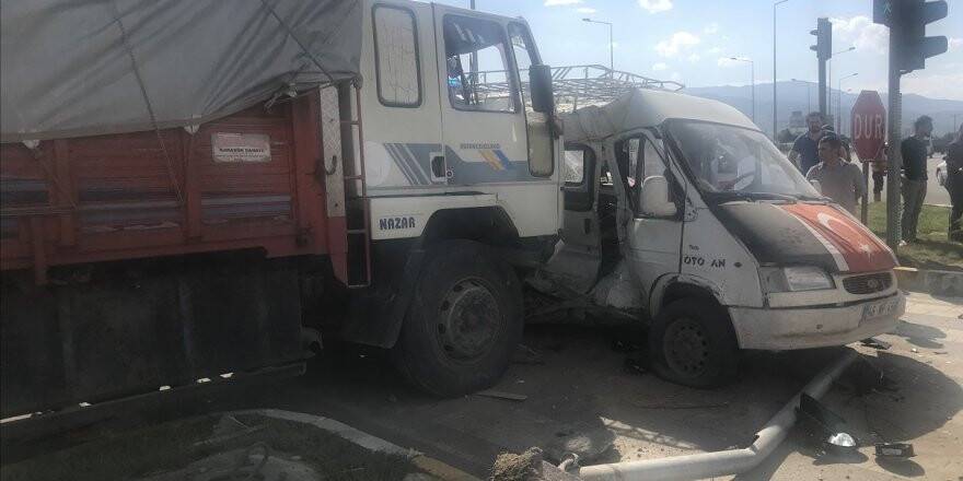 Konya'da Minibüs İle Kamyon Çarpıştı: 13 Yaralı