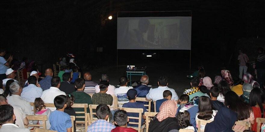 Tuz Mağarasında Sinema Keyfi