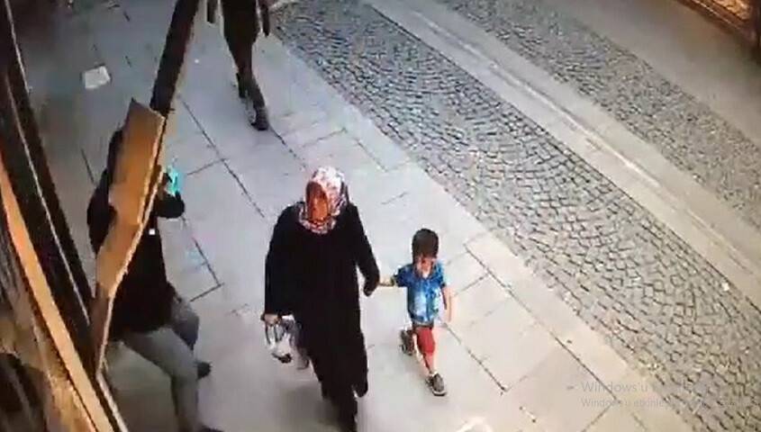 Duvardan dökülen mermerden son anda kurtuldular