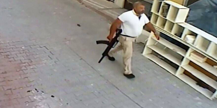 Elinde tüfek, belinde tabanca ile gitmiş