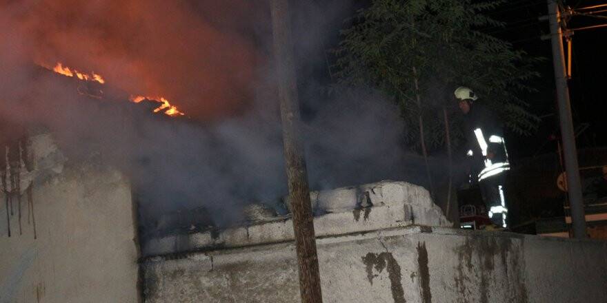 Yangın çıkan evdeki vatandaşı yanmaktan polis ekipleri kurtardı