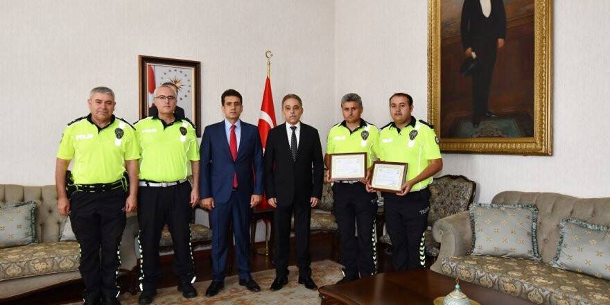 Vali Toprak, Polis Memurlarını Ödüllendirdi