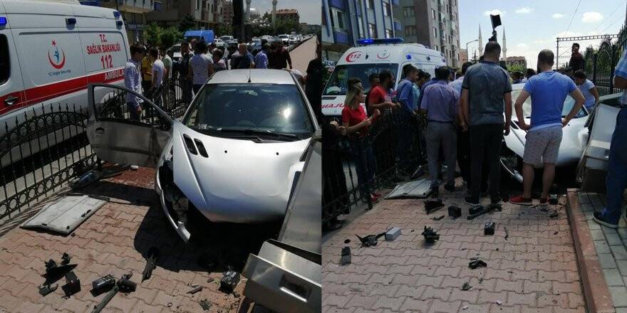 Konya'da otomobil duvara çarptı