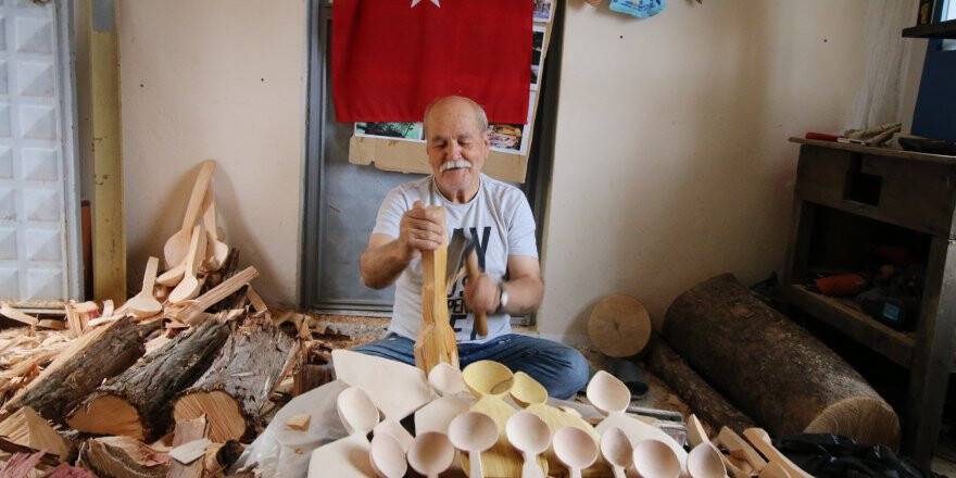 Yarım Asırdır Ürettiği Kaşıklarla Baba Mesleğini Sürdürüyor