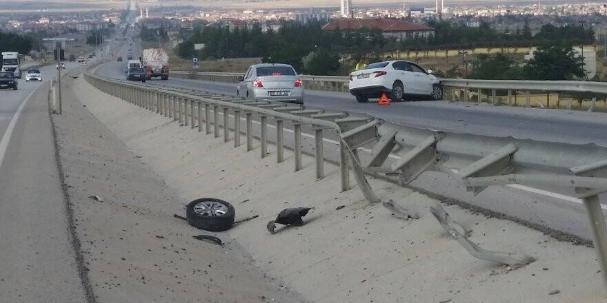 Otomobil bariyerlere çarptı, sürücü yaralandı 