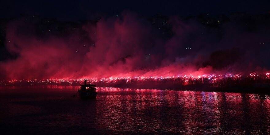 Trabzonspor'un 52. Kuruluş Yıl Dönümü İstanbul'da Meşalelerle Kutlandı