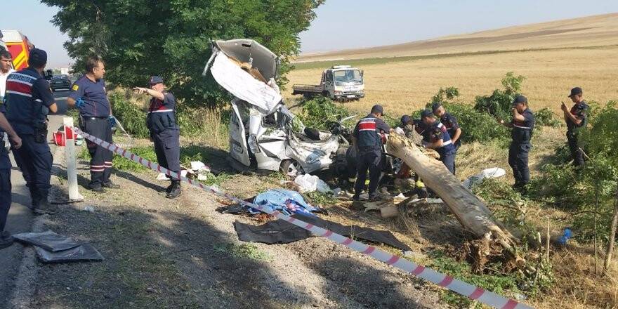 Konya'da Hafif Ticari Araç Ağaca Çarptı: 3 Ölü
