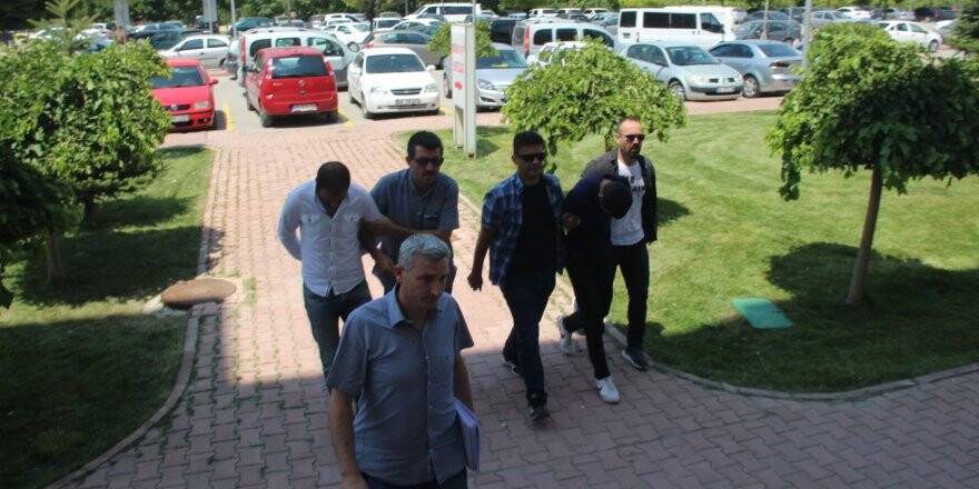 Hastaneden çaldıkları televizyonları çöp konteyneri ile çıkarttılar