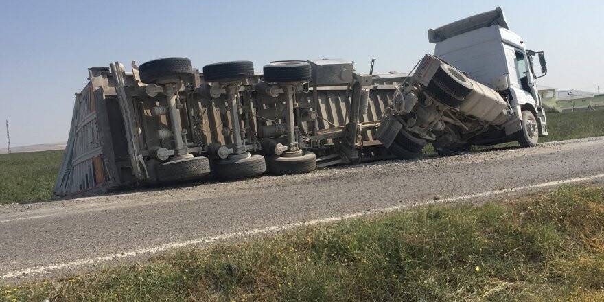 Kulu’da mucur çeken tırın dorsesi devrildi
