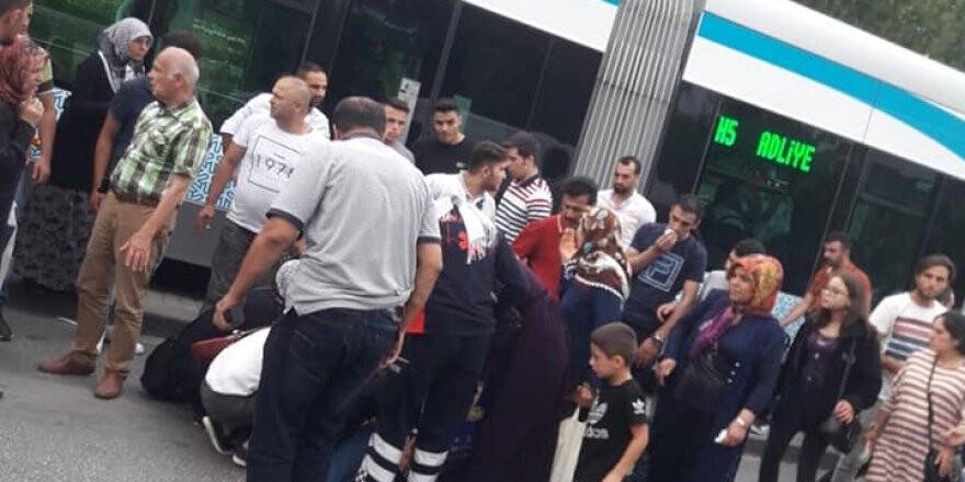 Tramvay yayaya çarptı