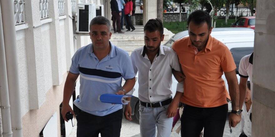 Birlikte Yaşadığı Genç Kızı Ve Annesini Bıçakladığı İddia Edilen Kişi Tutuklandı