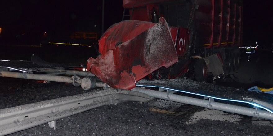 Konya'da Yön Levhasına Çarpan Tırın Sürücüsü Öldü