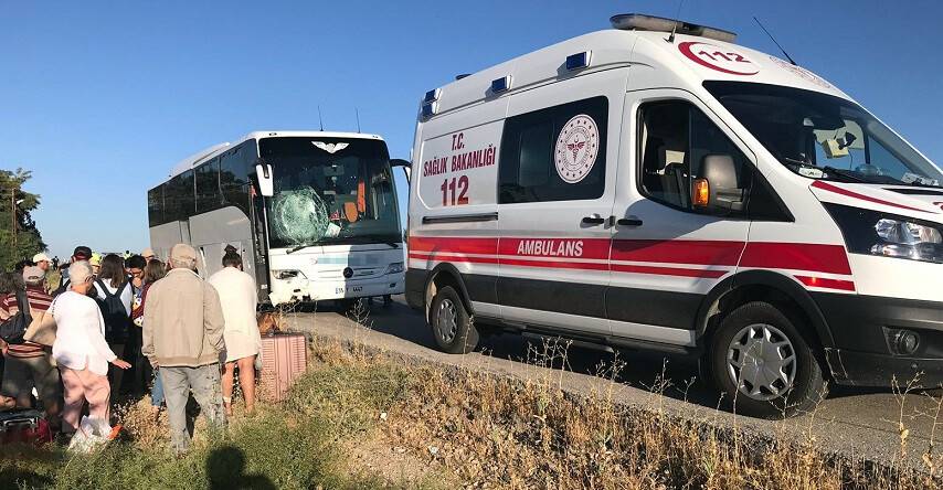 Tur otobüsü bariyerlere çarptı: 5 yaralı