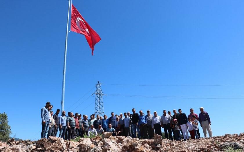 Beyşehir Adaköy’e şehitler anısına Türk bayrağı dikildi