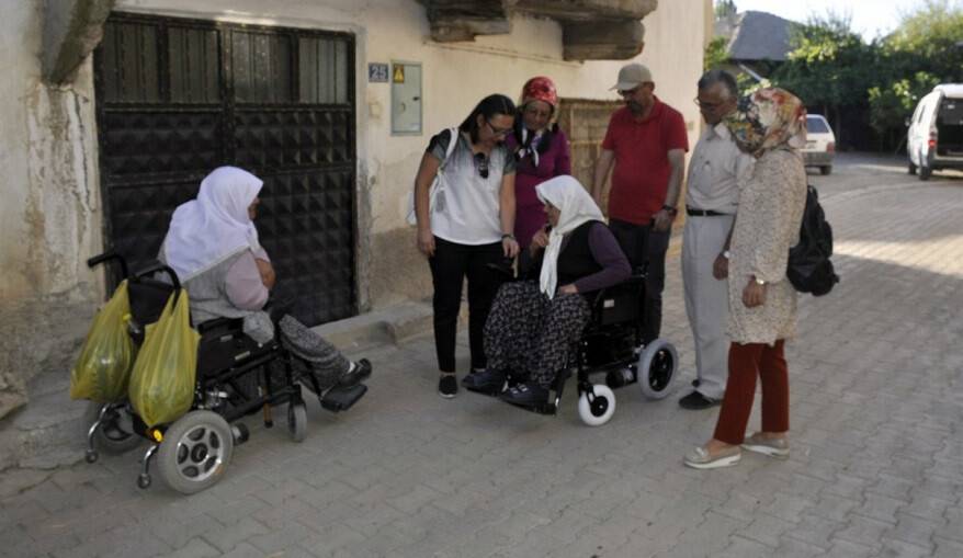 Yaşlı kadının çifte bayram sevinci