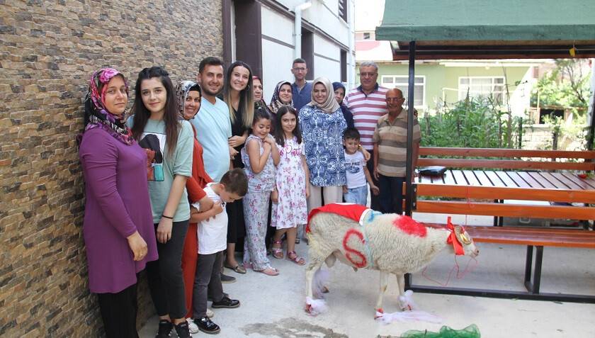 Gelin adayına “süslü koç” gönderme geleneği yaşatılıyor