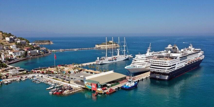 Kuşadası'na 3 Gemiyle 2850 Yolcu Geldi