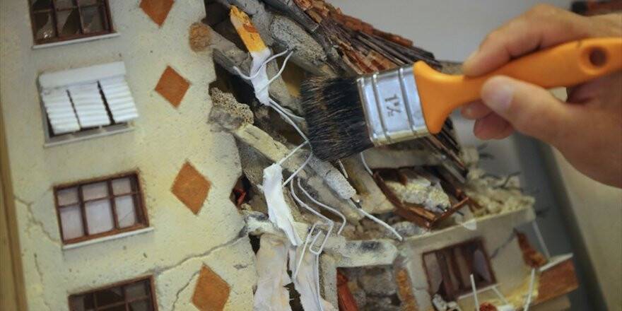 Deprem Gerçeğine Rölyef Tablosuyla Dikkati Çekiyor