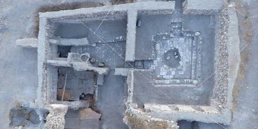 Kemah Kalesi'ndeki Eserler Gün Yüzüne Çıkarılıyor