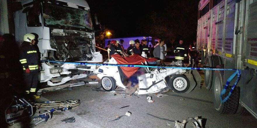 Konya'da Kamyonun Halatla Çektiği Otomobile Tır Çaptı: 3 Ölü, 2 Yaralı