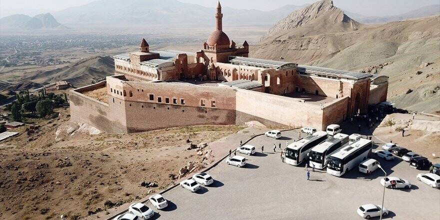 235 Yıldır Tarihe Işık Tutan Saray: İshakpaşa