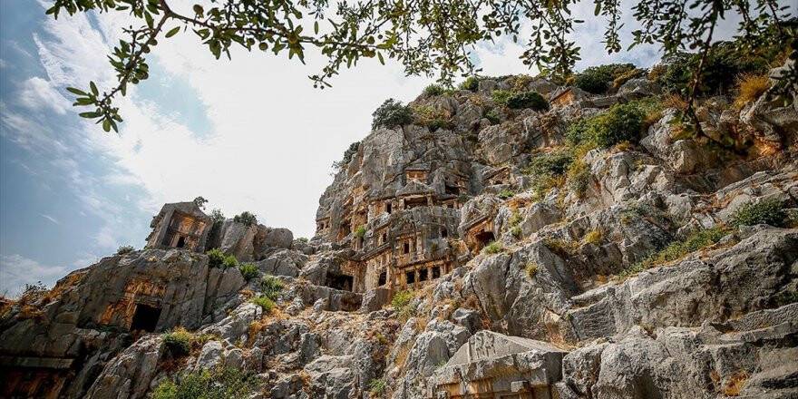 Demre'de Tarım Alanlarının Altında Tarih Yatıyor