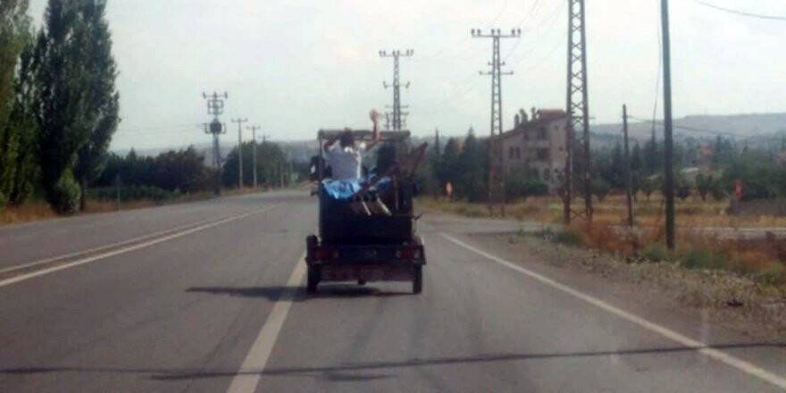Üç tekerlekli motosiklette oynayarak yolculuk yaptılar 