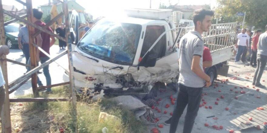 Saraçoğlu'nda feci kaza: 3'ü ağır 6 yaralı